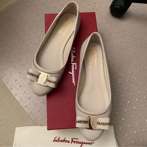 LIKE NEW Ferragamo ⭐️Varina Lux' Chain-Trim Flat in bone/eggshell